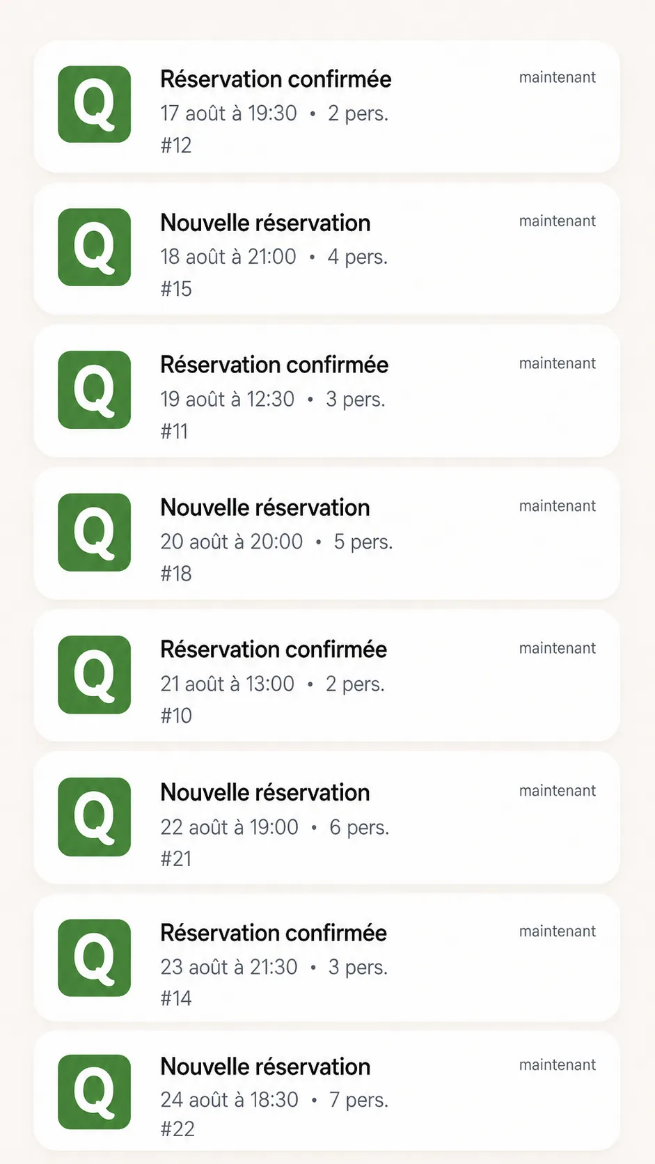 Salle de restaurant remplie le soir