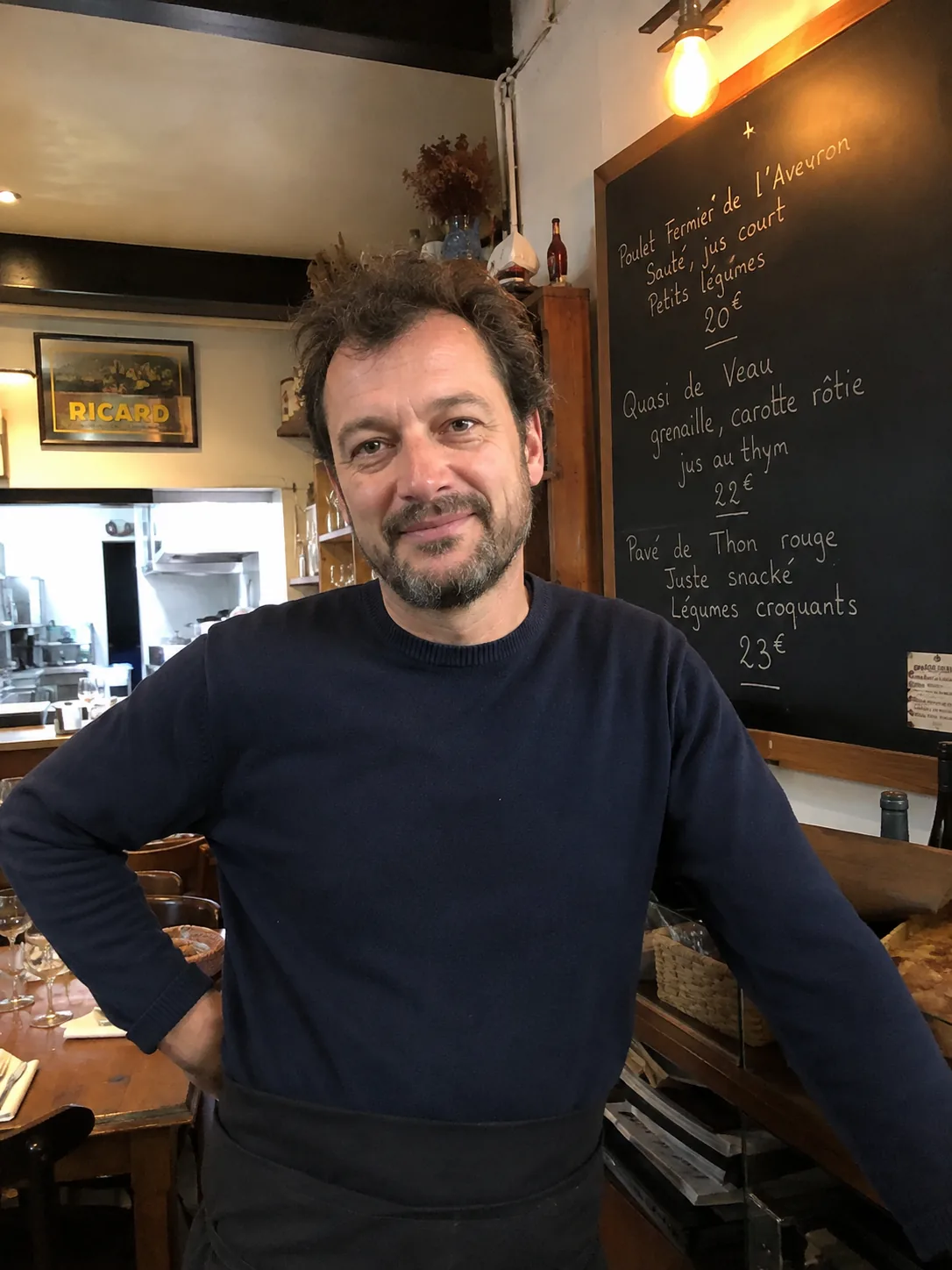 Restaurateur dans son établissement